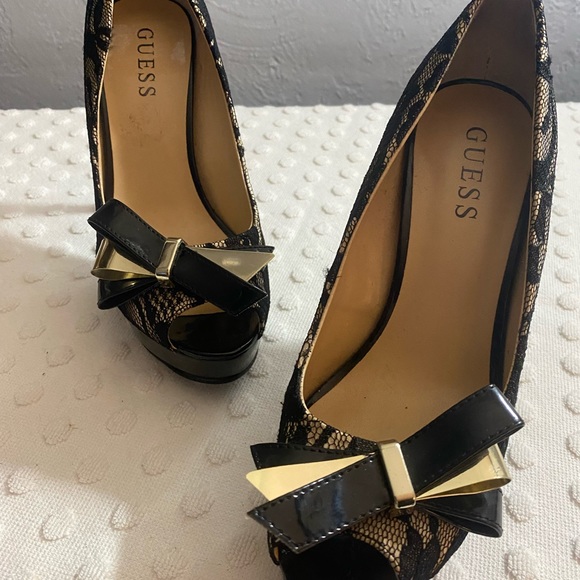 Guess lace peep toe pumps with a metal bow on the toe - Picture 2 of 16